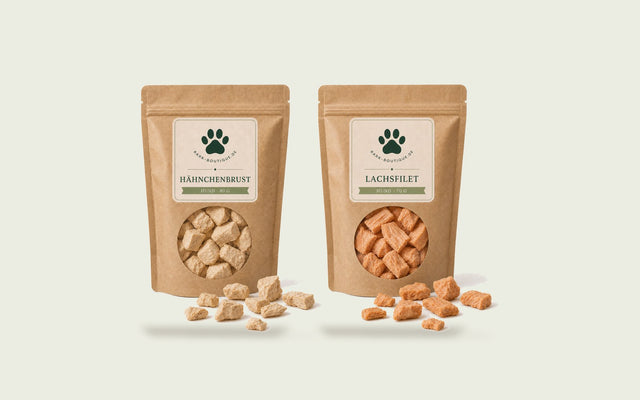 Gefriergetrocknete Hähnchenbrust und Lachsfilet von Bark Boutique nebeneinander auf hellem Untergrund