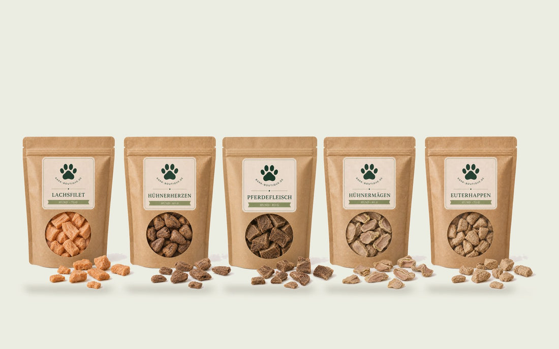 Fünf gefriergetrocknete Snacksorten von Bark Boutique nebeneinander aufgereiht