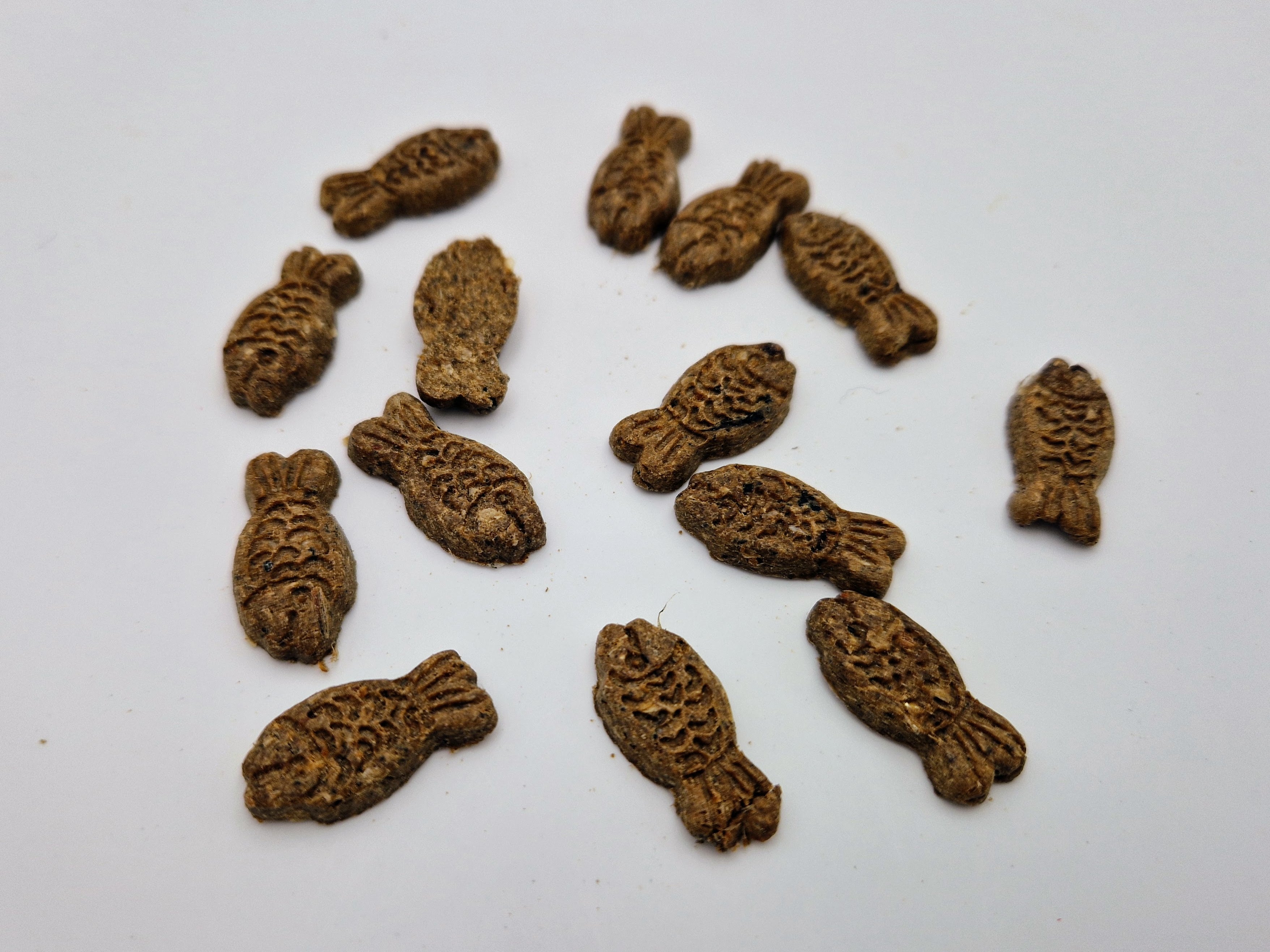 Fischli, knuspriger Snack aus Sprotten und Barsch für Hund und Katze