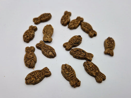 Fischli, knuspriger Snack aus Sprotten und Barsch für Hund und Katze